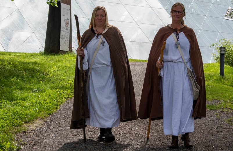 To pilegrimer står foran Hamardomen