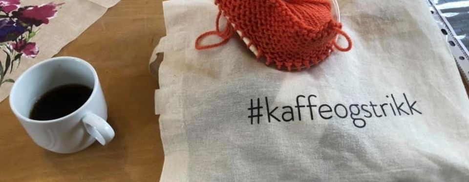 Kaffekopp og strikketøy