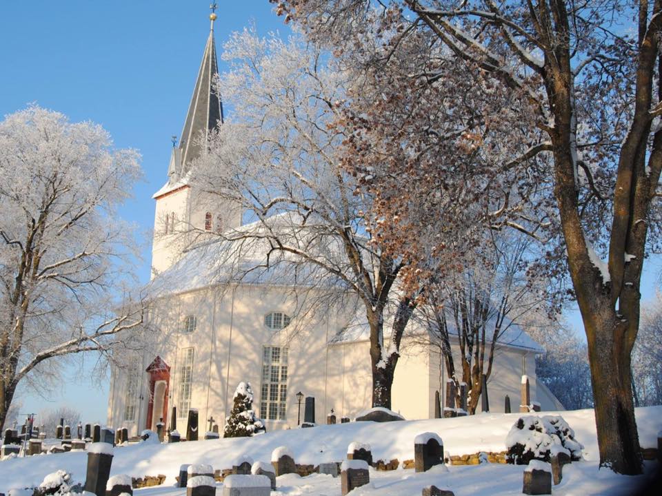 bilde av Vang kirke i vinterskrud