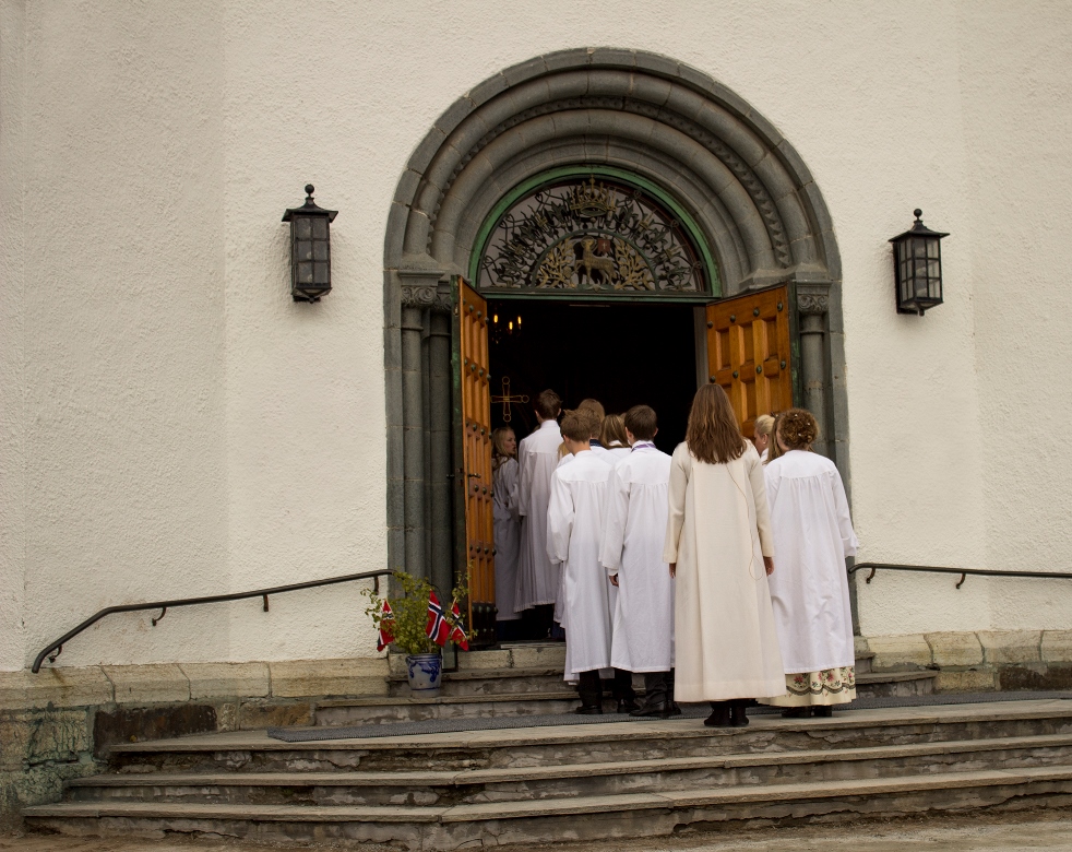 Konfirmanter som går inn i Hamar domkirke