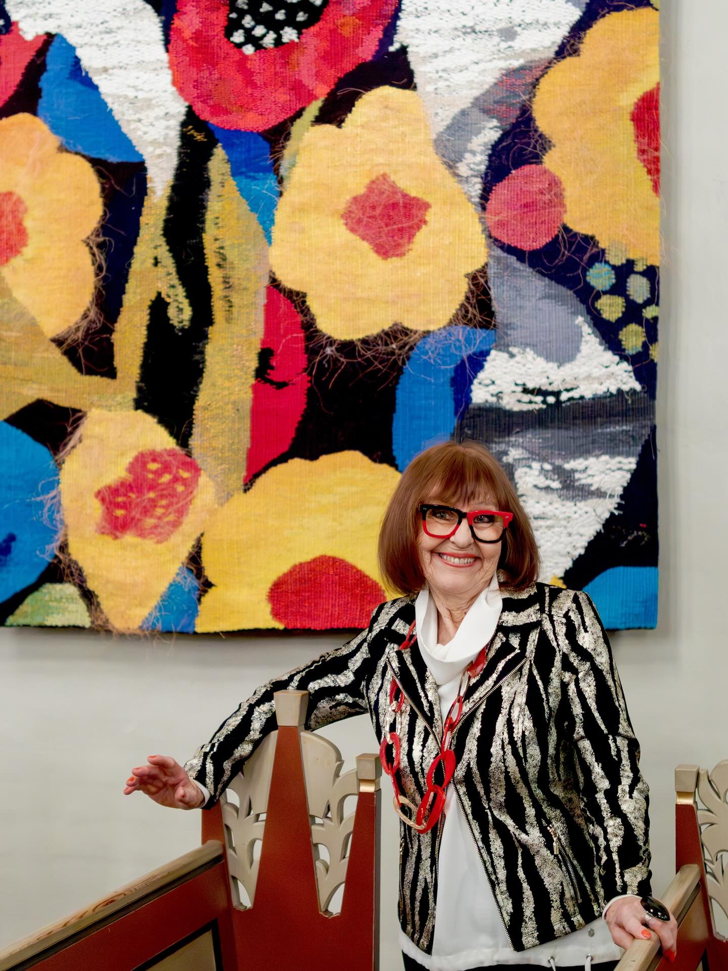 Åse Frøyshov med egenvevd tekstil i bakgrunnen
