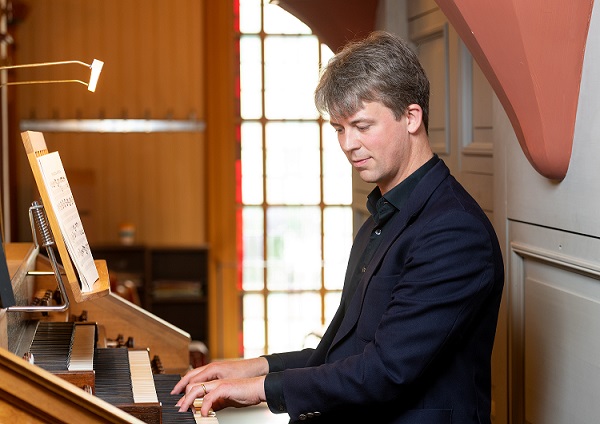 Paul Wilmot - organist i Gjøvik - ved orgelet